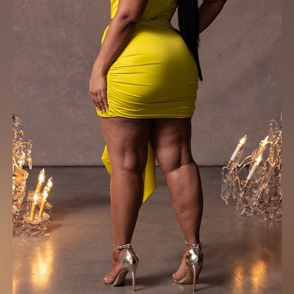 NWT PrettyLittleThing Chartreuse CONSTRUCTED SATIN RUCHED DRAPED SKIRT Sz 20 - Picture 2 of 8